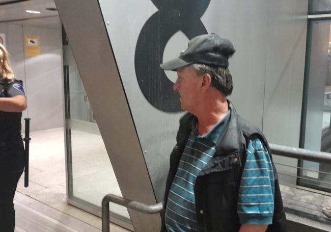 Paul, sintecho de origen rumano, se quiedó fuera de la terminal porque salió a las 20.30 horas y ya no pudo volver a entrar más tarde.