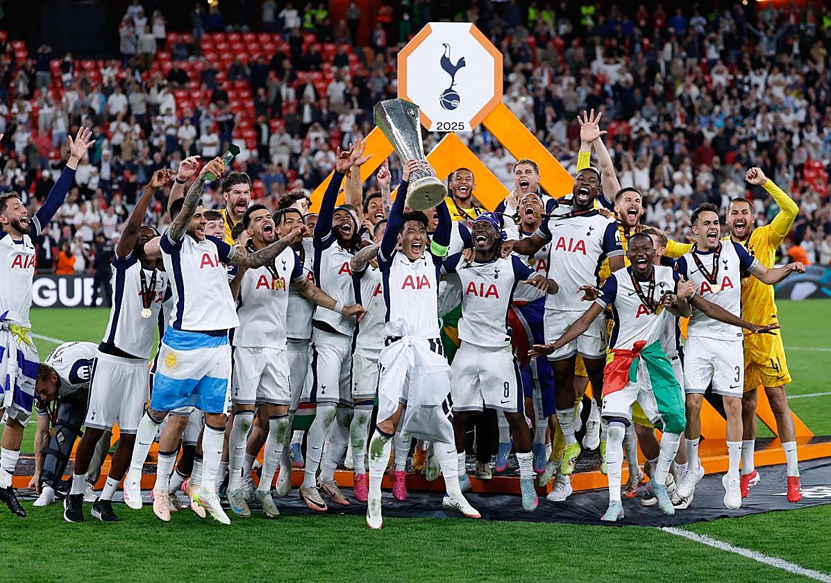 Heung-min Son, capitán del Tottenham, levanta el trofeo de la Europa League.