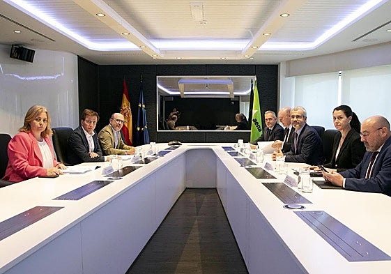 El alcalde de Madrid, José Luis Martínez- Almeida (2i) y el presidente de Aena, Maurici Lucena, durante la reunión de este jueves en la sede cental de AENA en Madrid.