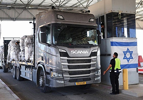 Un camión que transporta ayuda humanitaria pasa por el cruce de Kerem Shalom, entre el sur de Israel y la Franja de Gaza.