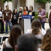 Sánchez, Morant y Bernabé junto a las víctimas durante la reunión en la Delegación de Gobierno.