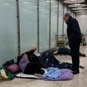 Ángel Gabilondo en su visita a las personas vulnerables que pernoctan en el Aeropuerto Adolfo Suárez Madrid Barajas.
