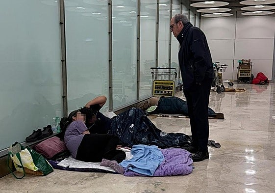 Ángel Gabilondo en su visita a las personas vulnerables que pernoctan en el Aeropuerto Adolfo Suárez Madrid Barajas.