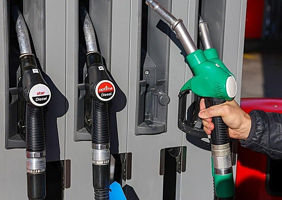 Una persona reposta combustible en una estación de servicio de Madrid