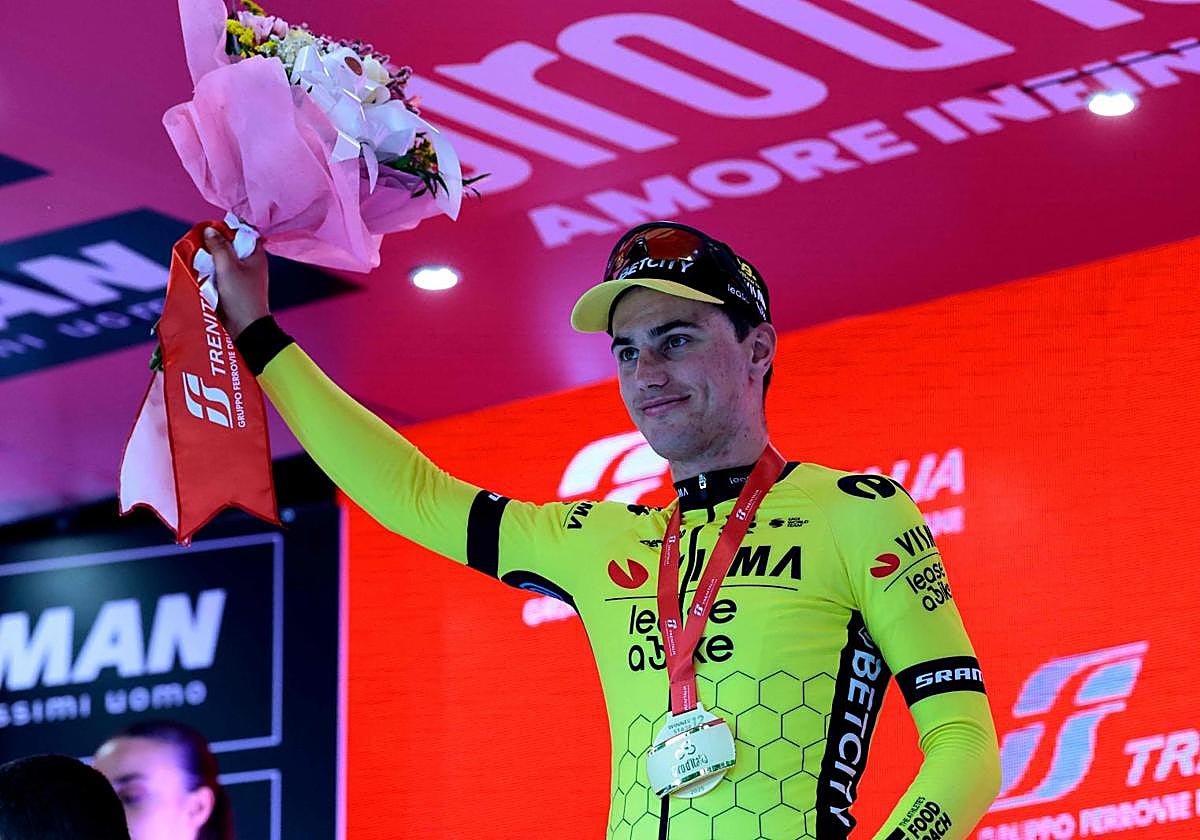 Olav Kooij, en el podio tras ganar la duodécima etapa del Giro.