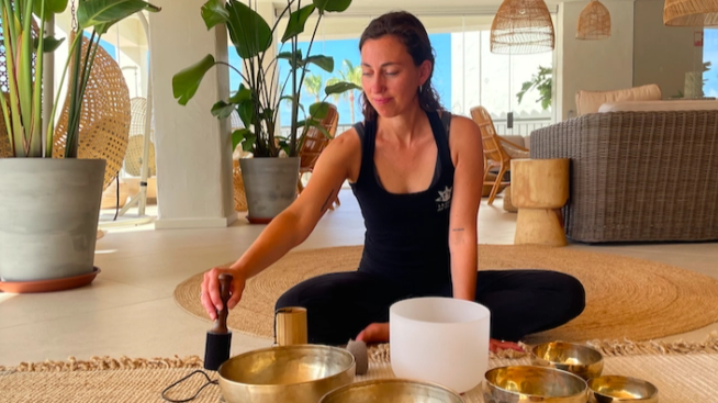 Los beneficios del Prana y Sound Healing: así se hace la técnica de relajación con cuencos tibetanos