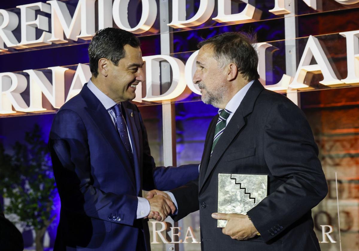 Writer and journalist Sergio Vila-Sanjuán (right) receives the Fernando Lara Novel Prize from the Andalusian president, Juanma Moreno, this Thursday.