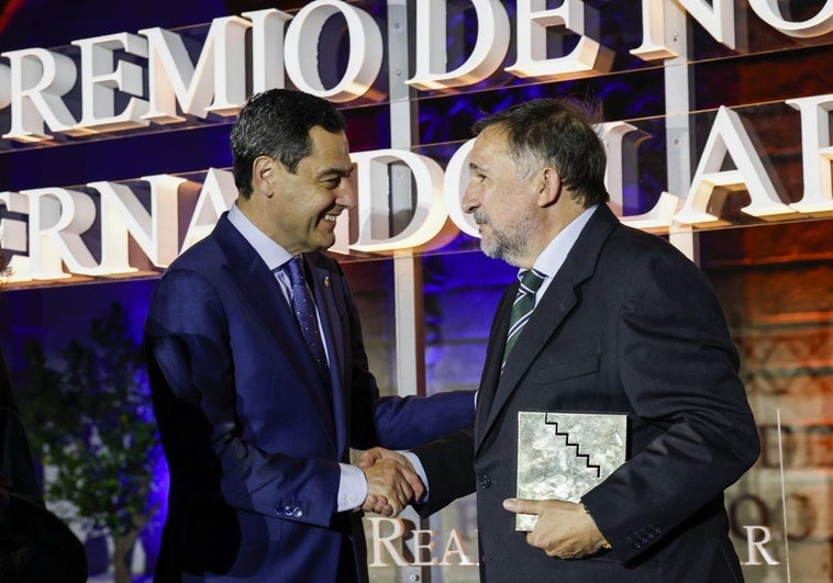El escritor y periodista Sergio Vila-Sanjuán (derecha) recibe este jueves el Premio de Novela Fernando Lara de manos del presidente andaluz, Juanma Moreno.