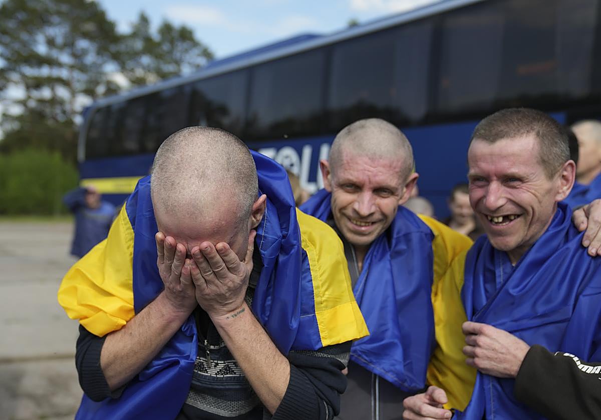 Prisioneros de guerra ucranianos liberados en la frontera con Bielorrusia.