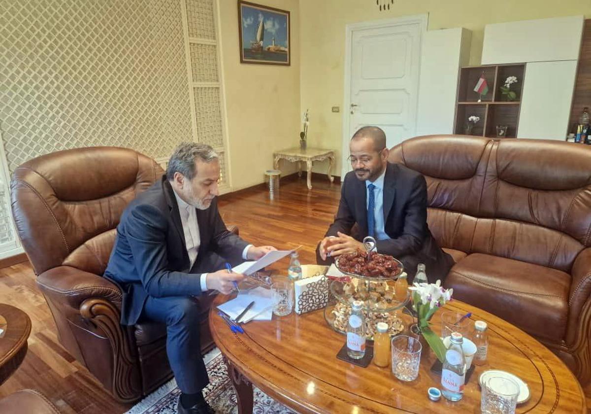 El ministro de Exteriores iraní, Abbas Araghchi, junto a su homólogo omaní, Sayyid Badr al-Busaidi, en Roma.