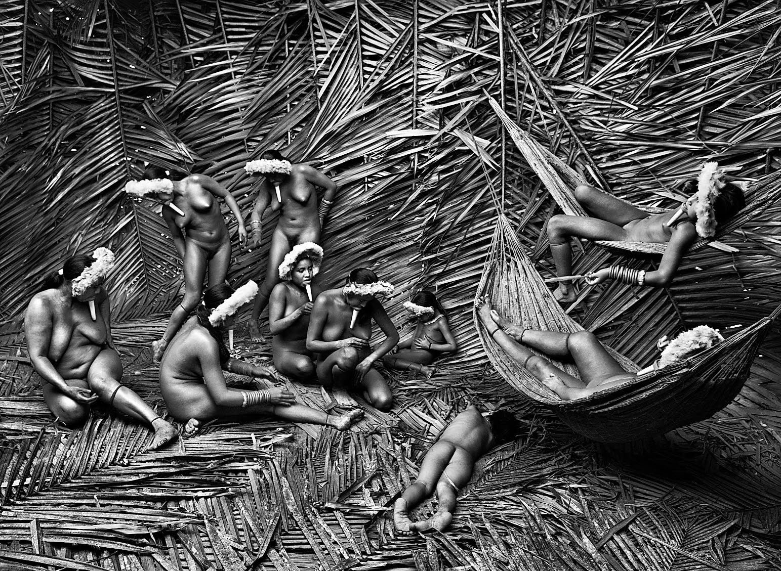Mujeres de la etnia Zo´é que colorean sus cuerpos con la fruta roja de la bija. Pará, Brasil. 2009.