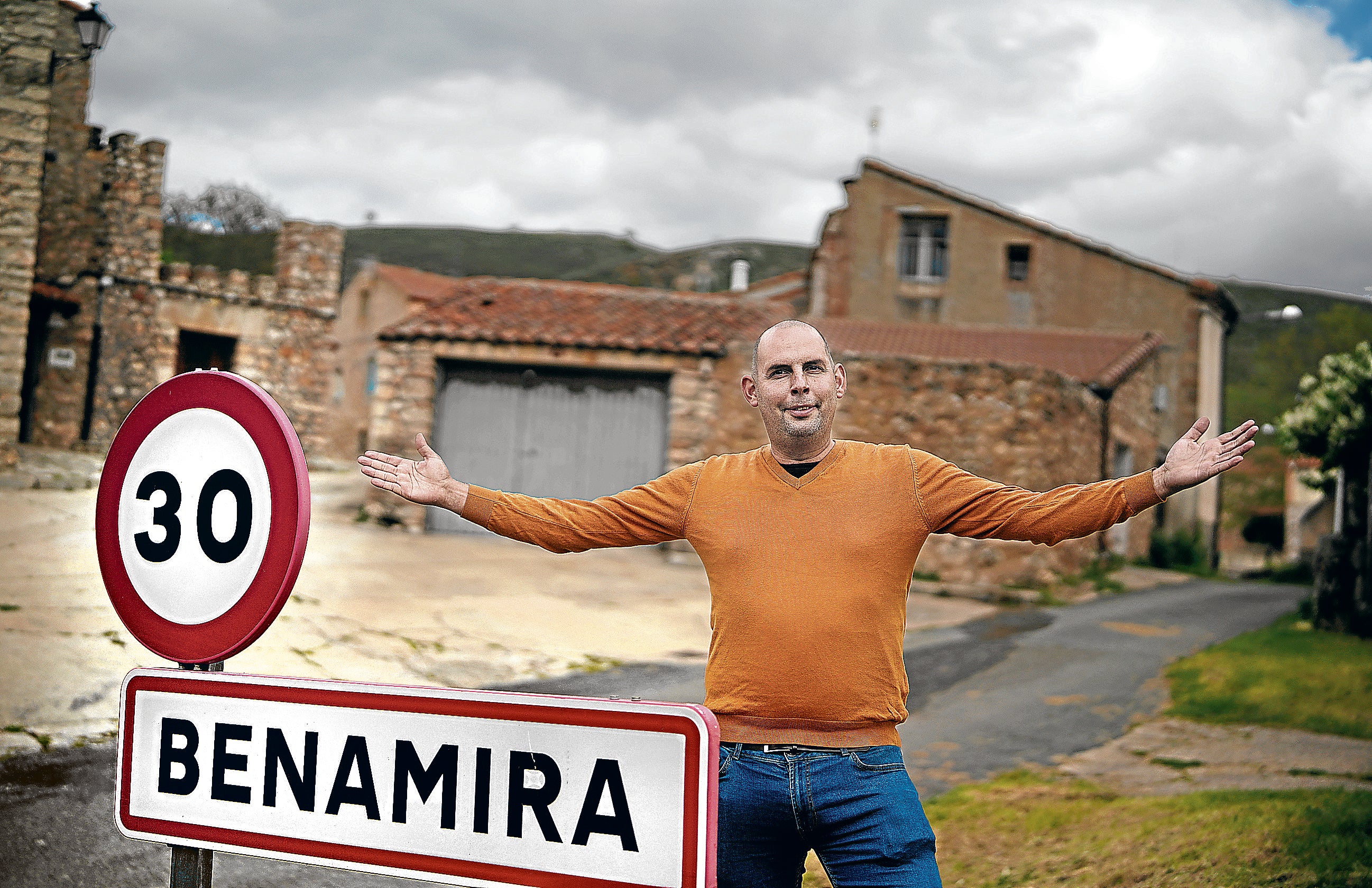 Fernando del Amo da la bienvenida a Benamira, el pueblo de Soria del que es el único habitante todo el año.