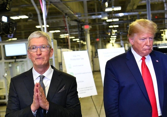 El consejero delegado de Apple, Tim Cook, junto a Donald Trump.