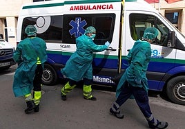 Sanitarios, en el traslado de enfermos durante la pandemia de covid.