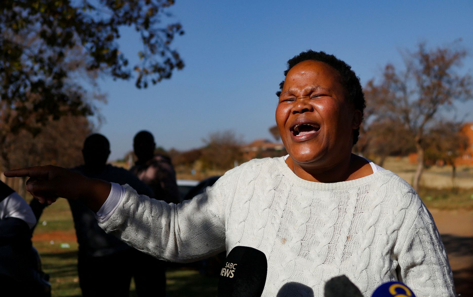 La esposa de uno de los mineros qeu permanecen atrapados muestra su preocuipación ante los medios de comunicación.
