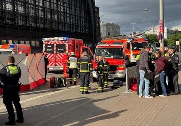 Servicios de emergencias junto a la estación de Hamburgo.