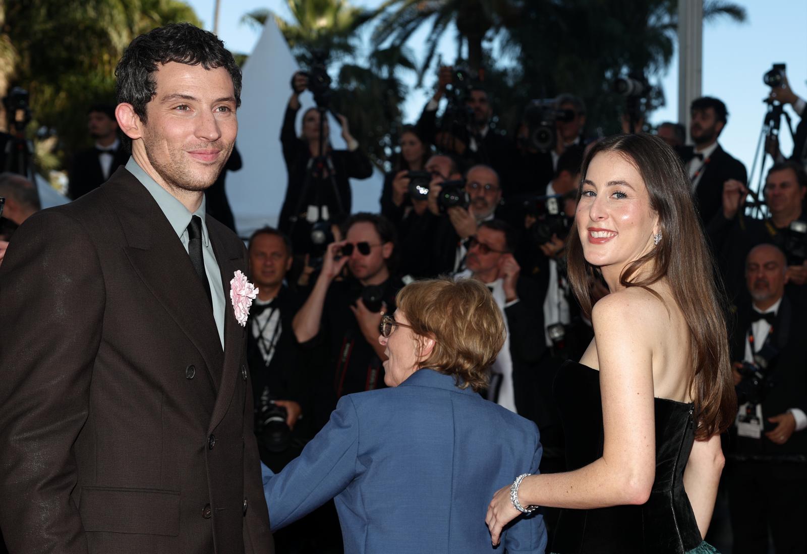 Josh O´Connor, Kelly Reichardt y Alana Haim, durante la premiere de 'The Mastermind'.