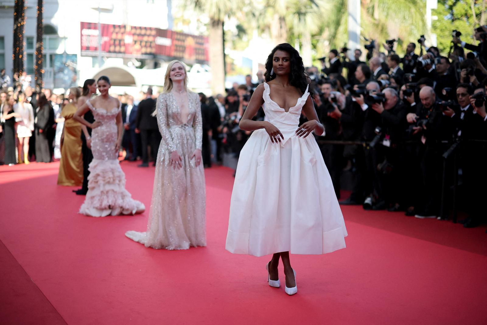 Simone Ashley y Elle Fanning posan en la alfombra roja