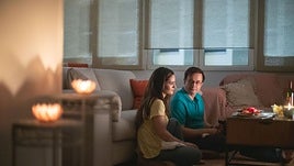 Maje (Ivana Baquero) y Tristán Ulloa (Salva), en una imagen de 'La viuda negra' que lleva a Netflix el crimen de Patraix.