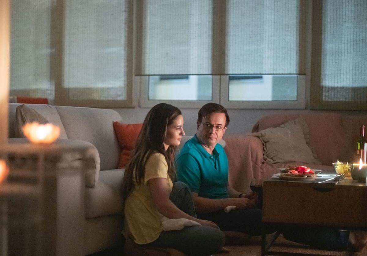 Maje (Ivana Baquero) y Tristán Ulloa (Salva), en una imagen de 'La viuda negra' que lleva a Netflix el crimen de Patraix.