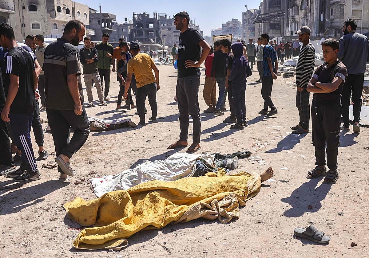 Varios cadáveres sobre el suelo de Yabalia, en el norte de la Franja, tras un ataque con drones israelíes.