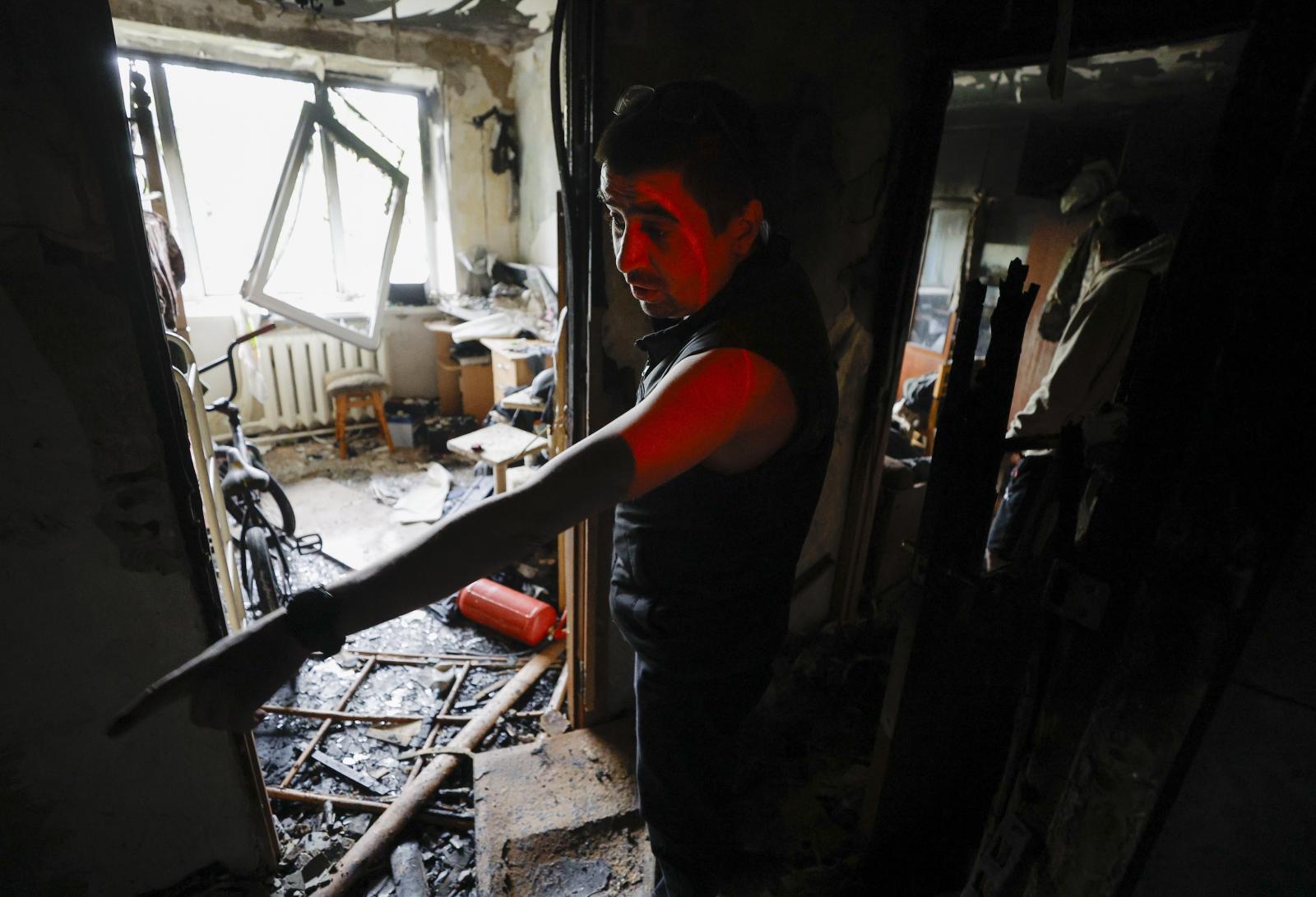 Una mujer muestra los daños causados en su vivienda de Kiev por los restos de un dron.