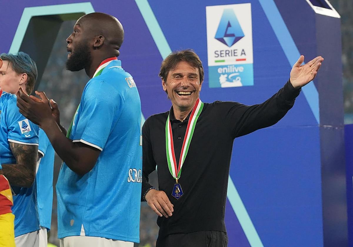 Antonio Conte, tras la conquista del Scudetto por su Nápoles.
