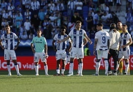 Decepción entre los jugadores del Leganés tras el descenso.