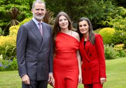La reina Letizia y su look de invitada a la graduación de la infanta Sofía: traje rojo y cara de madre orgullosa