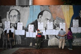 Un grupo de venezolanos comprueba en que mesas debe votar en un colegio electoral de Caracas.