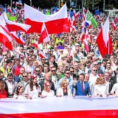 Trzaskowski saluda al frente de la manifestación de sus simpatizantes.