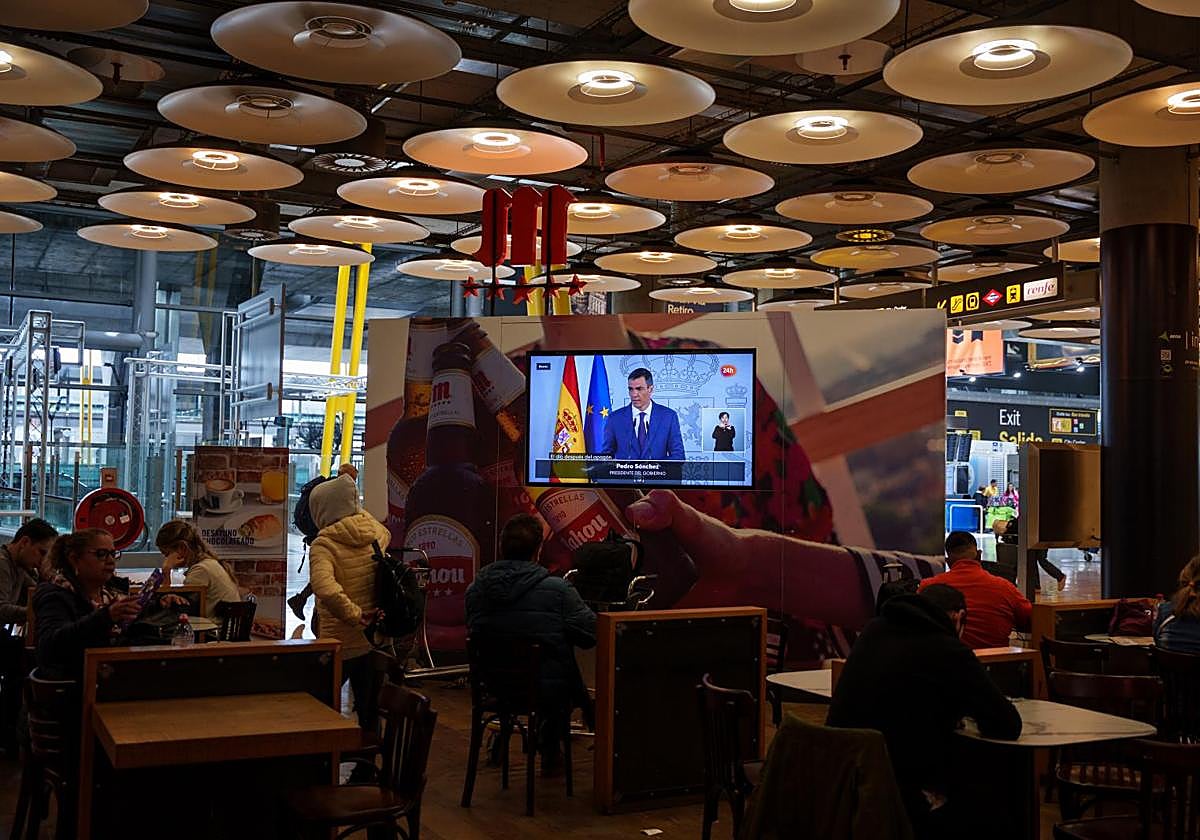La rueda de prensa del presidente del Gobierno en una televisión de la terminal T4 del aeropuerto Adolfo Suárez-Madrid Barajas.