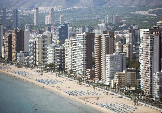 Bloques de viviendas en la costa de Benidorm.