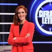 Elena Herraiz, en el plató donde conduce el programa 'Cifras y letras'.
