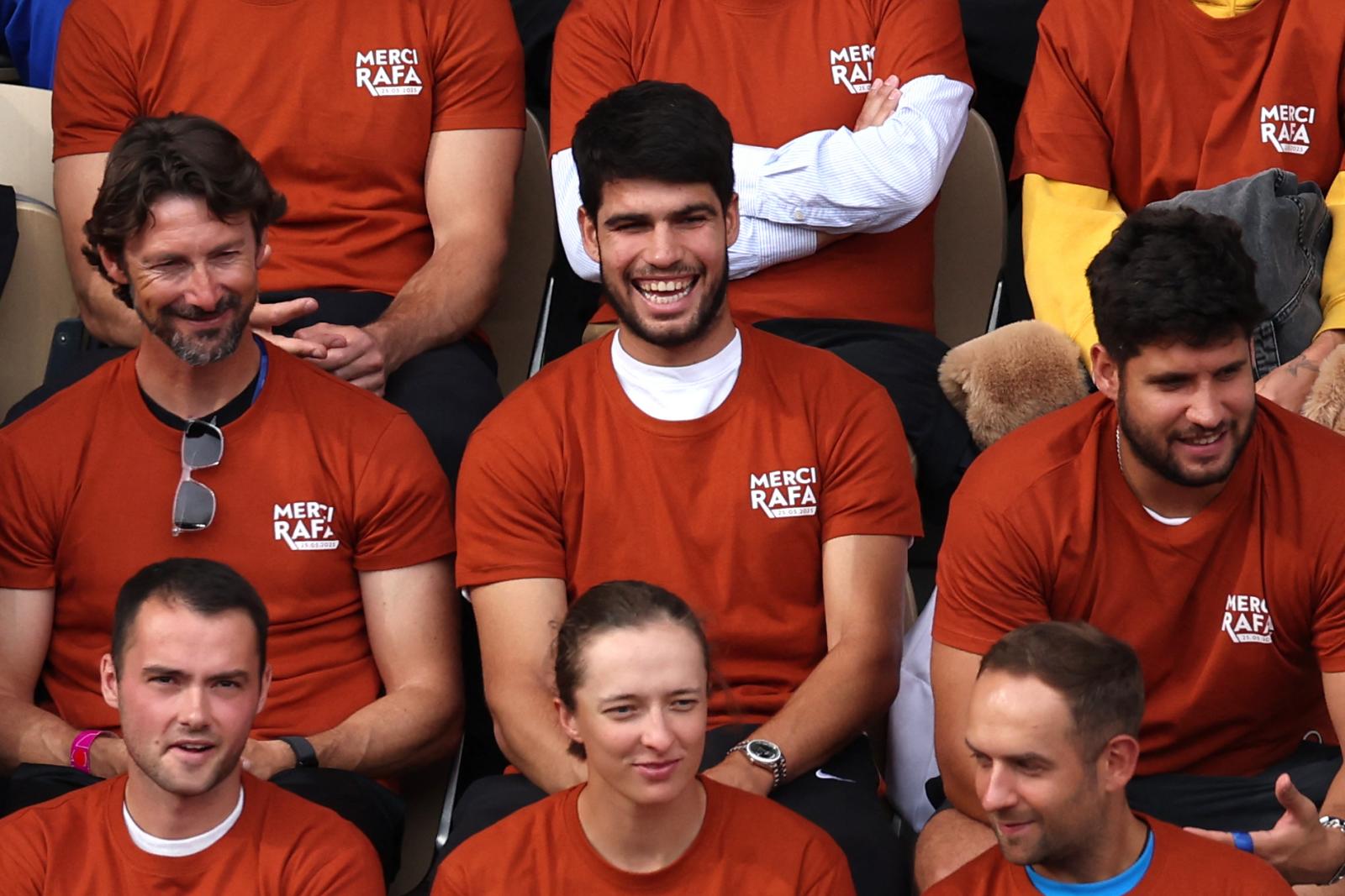 Carlos Alcaraz, entre los asistentes al homenaje a Nadal en Roland Garros.