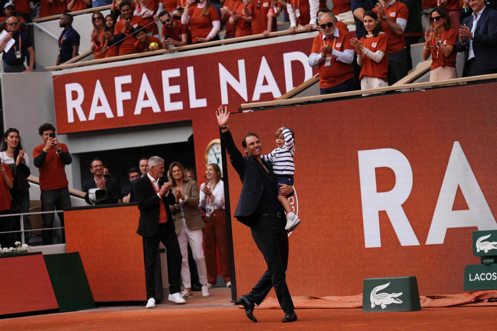Nadal, junto a su hijo, recibe el calor del público en Roland Garros.