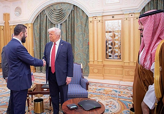 El presidente de Estados Unidos, Donald Trump, junto al presidente sirio Ahmad al-Sharaa.