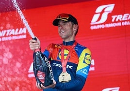 Carlos Verona celebra su victoria de etapa en el Giro.