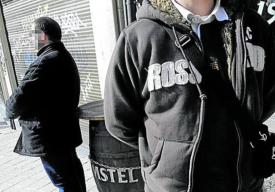 Imagen de archivo de los dos escoltas de una empresa privada de un político en una localidad alavesa.