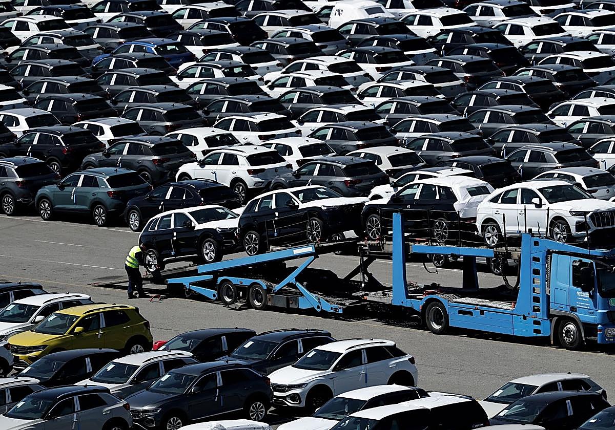 Vehículos destinados a la exportación esperan su envío en el puerto de Emden,