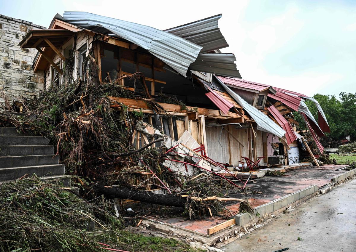 Imagen secundaria 1 - Imágenes de la devastación causada por las inundaciones.