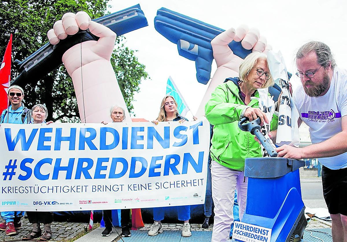 Protesta contra la nueva propuesta para implantar el servicio militar en Alemania.