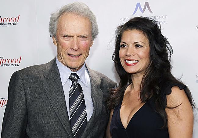 Clint Eastwood con su segunda mujer, Dina Ruiz, en 2013.