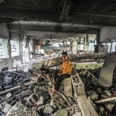 Un niño permanece sentado entre las ruinas del colegio bombardeado en Gaza City donde murieron 36 civiles, 18 de ellos menores.