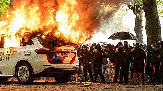 Manifestantes ultraderechistas desatan una batalla campal en La Haya