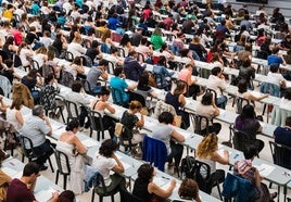 Un grupo de personas examinándose de unas oposiciones a la administración pública.