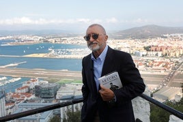El escritor Arturo Pérez-Reverte, con la bahía de Algeciras al fondo.