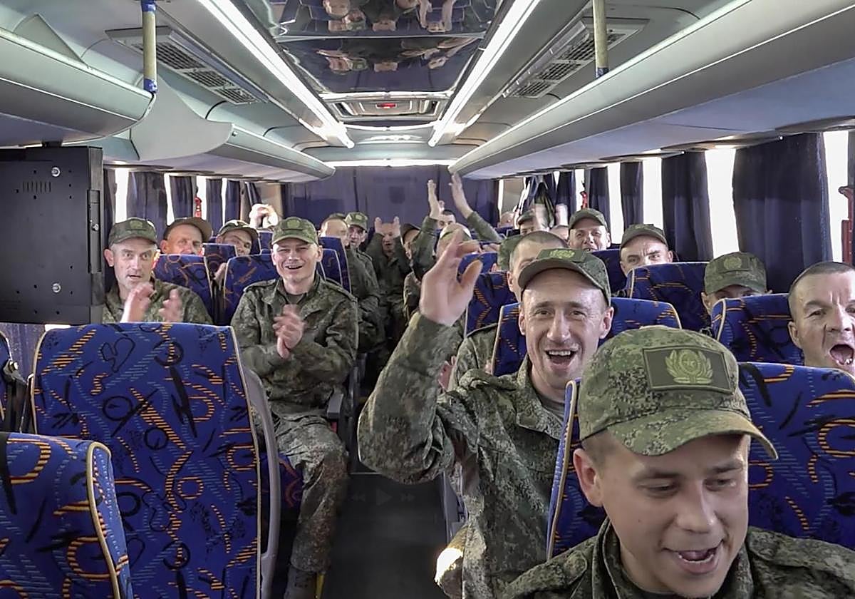 Prisioneros de guerra rusos tras aterrizar en la base aérea de Chkalovsky.