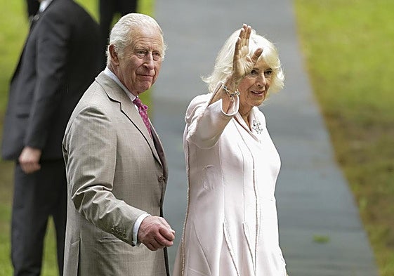 El rey Carlos III y la reina Camila durante su visita este lunes a Ottawa, la capital canadiense.