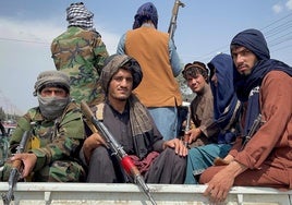 Fuerzas talibanes patrullan por una calle de Kabul.